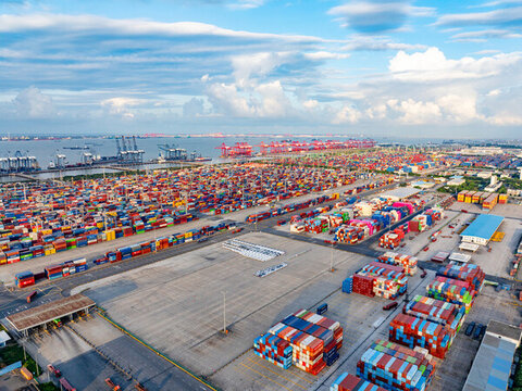 航拍視角下的上海外高橋 集裝箱碼頭與電子商務的貿易交響曲